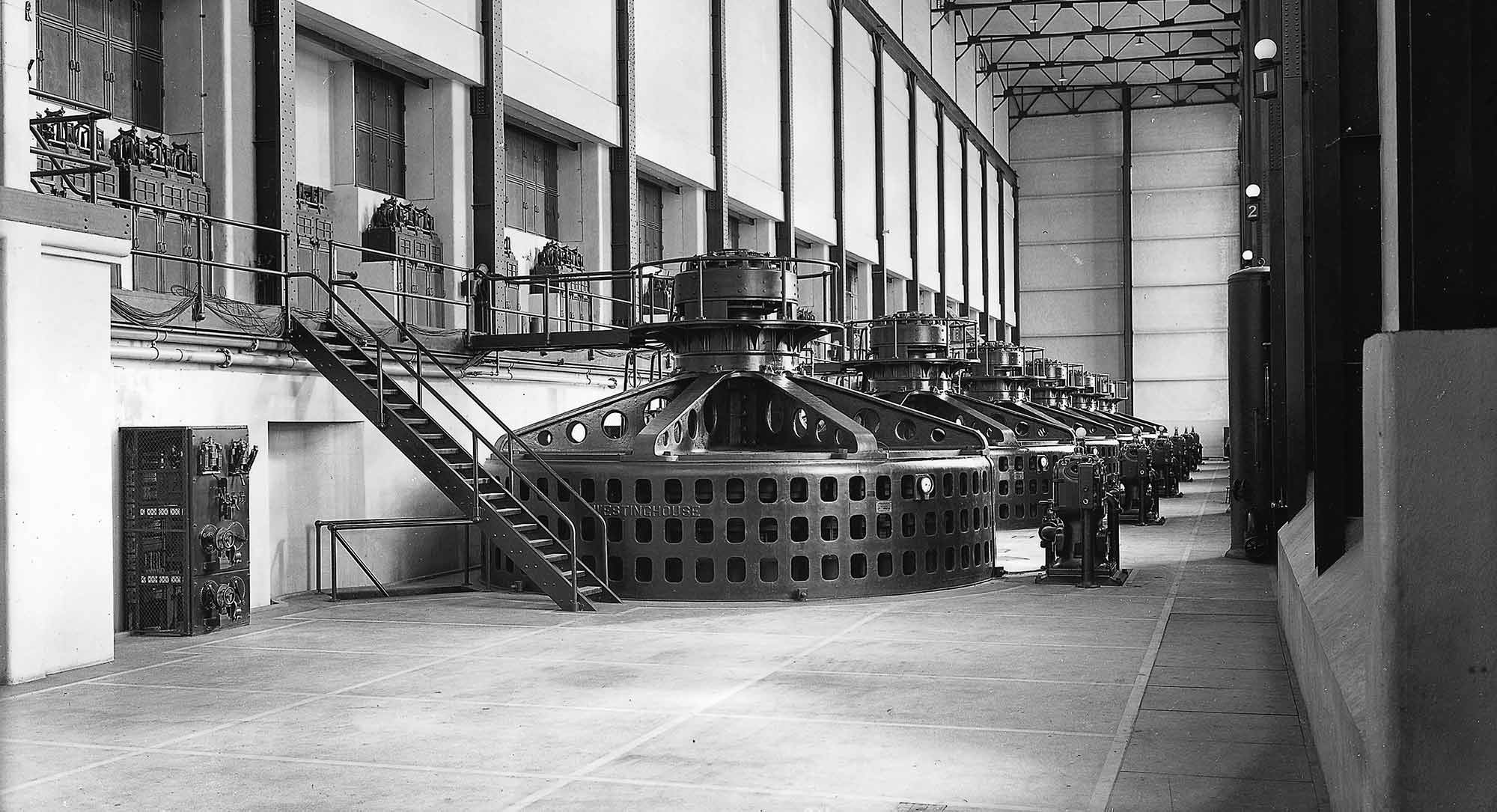 L’un des investissements les plus importants réalisés par Power Corporation dans les années 1950 fut sa participation dans Shawinigan Water and Power Company. Ici, vue intérieure de l’une de ses centrales hydroélectriques, vers 1917.