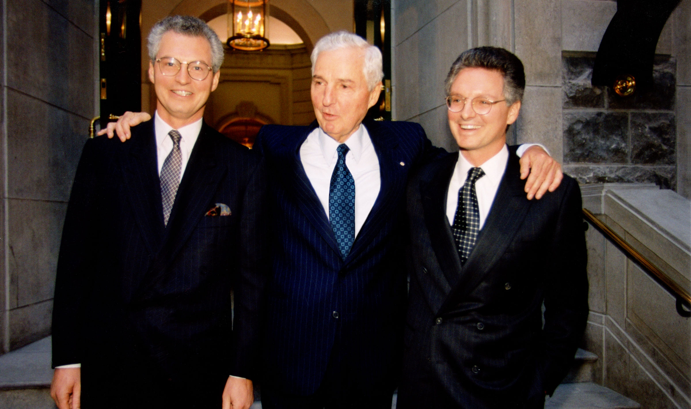 À partir de la gauche, André Desmarais, Paul Desmarais et Paul Desmarais, jr avant l'assemblée annuelle des actionnaires de 1996 de Power Corporation